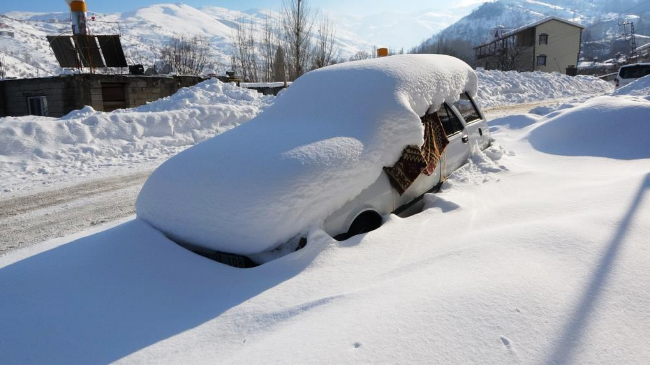 Muş'ta kar 1 metreyi geçince müstakil evler kar altında kaldı